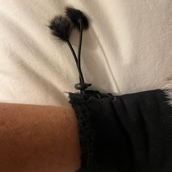 Adorable fur trimmed fingerless mitts - Picture 5 of 6